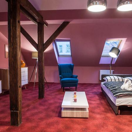Spacious And Quiet Attic Flat In Centre Praha Exteriér fotografie