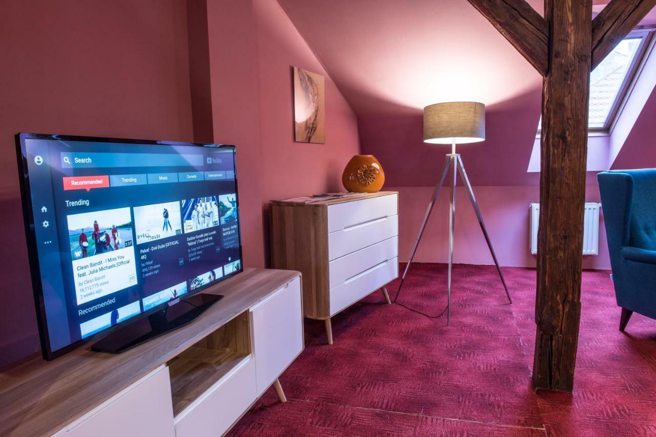 Spacious And Quiet Attic Flat In Centre Praha Exteriér fotografie