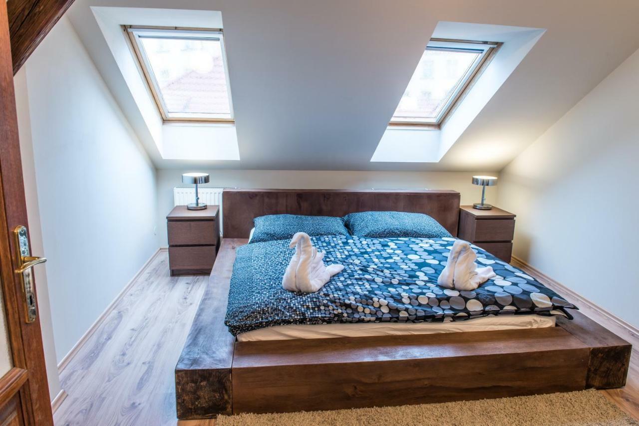 Spacious And Quiet Attic Flat In Centre Praha Exteriér fotografie